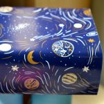 Rouleau / Bobine Papier Cadeau fantaisie Planetes Volutes Voie lactée Lune Marine Nuit Doré Blanc MIF Papier d’emballage cadeau fabriqué en France en 50cmx250m Pour les boutiques et les commerces