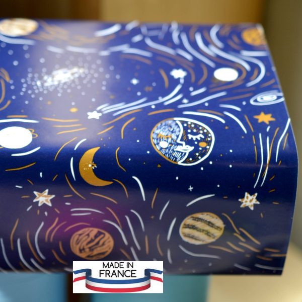 Rouleau / Bobine Papier Cadeau fantaisie Planetes Volutes Voie lactée Lune Marine Nuit Doré Blanc MIF Papier d’emballage cadeau fabriqué en France en 50cmx250m Pour les boutiques et les commercesRouleau / Bobine Papier Cadeau fantaisie Planetes Volutes Voie lactée Lune Marine Nuit Doré Blanc MIF Papier d’emballage cadeau fabriqué en France en 50cmx250m Pour les boutiques et les commerces