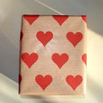 Feuilles Emballage Papier Cadeau Kraft avec des cœurs rouges 70cmx1m Fabriqué en Italie Recyclable Compostable Fete des Meres des Peres saint Valentin pour Commerces et Boutiques