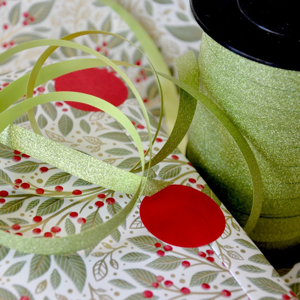 Rouleau de papier cadeau feuillages houx verts et baies rouge 70cm x 100m pour emballages cadeaux Boutiques et Commerces Fabriqué en Italie Recyclable