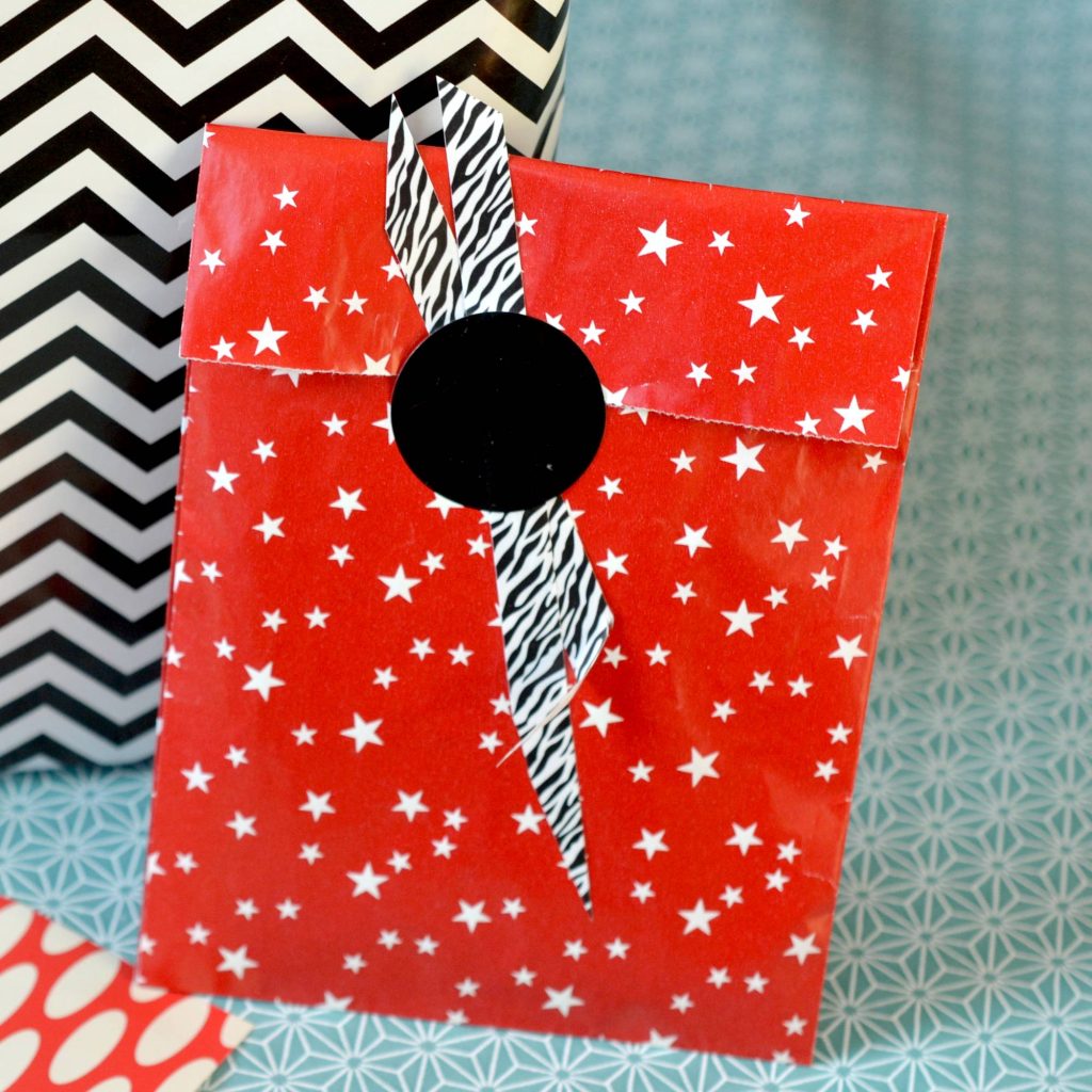 Emballages Cadeaux sachets pochettes papier cadeau fantaisie rouge avec étoiles blanches 7cm12cm / Fabriqué en France /Recyclable / Pour les Boutiques et les Commerces