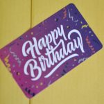 Rouleau d’Etiquettes adhésives autocollantes Joyeux Anniversaire Happy Birthday Violet et Jaune avec serpentins colorés Fabriqué en France MIF Cadeaux pour Commerces Boutiques
