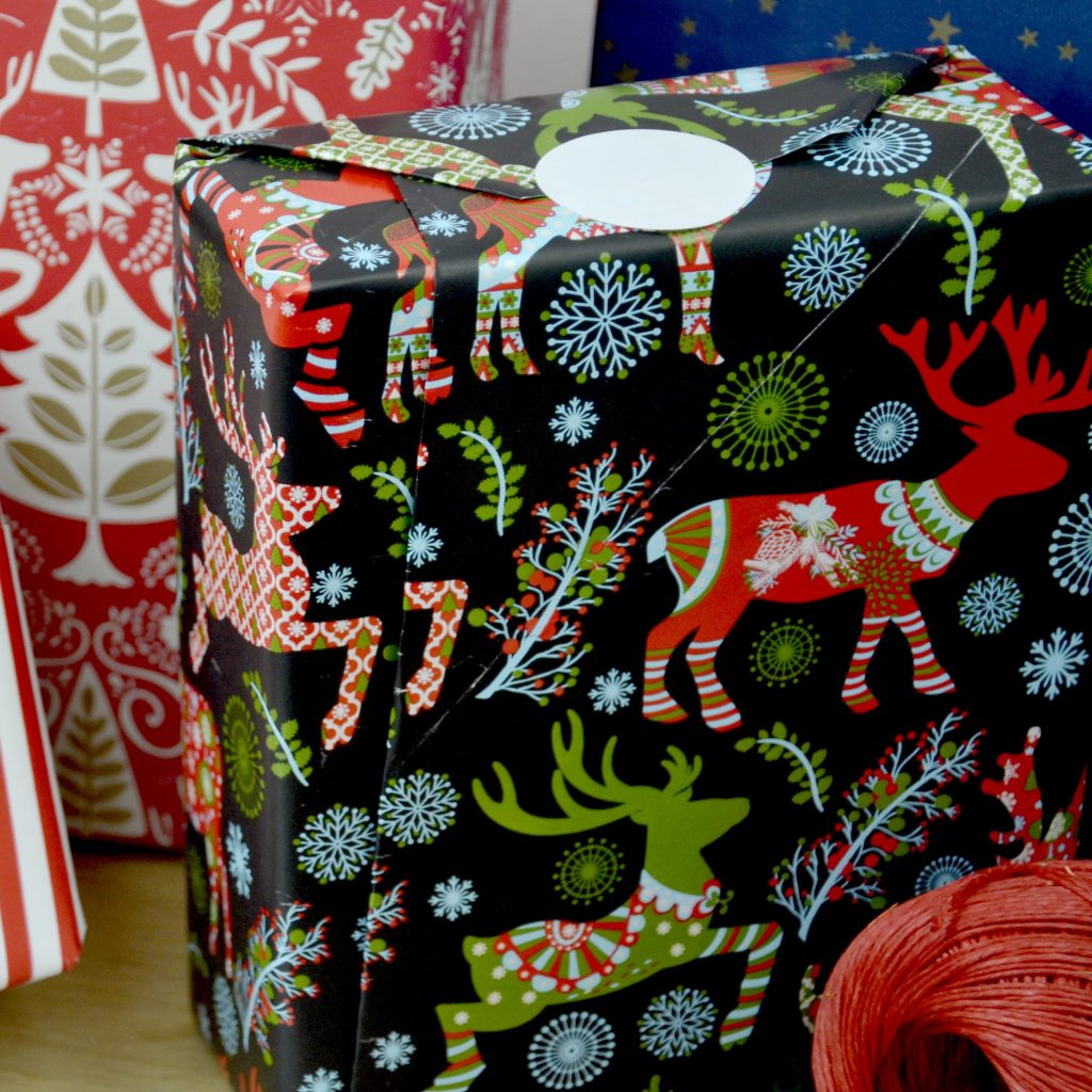 Papier emballage cadeau Noël rennes rouge vert et noir recyclable