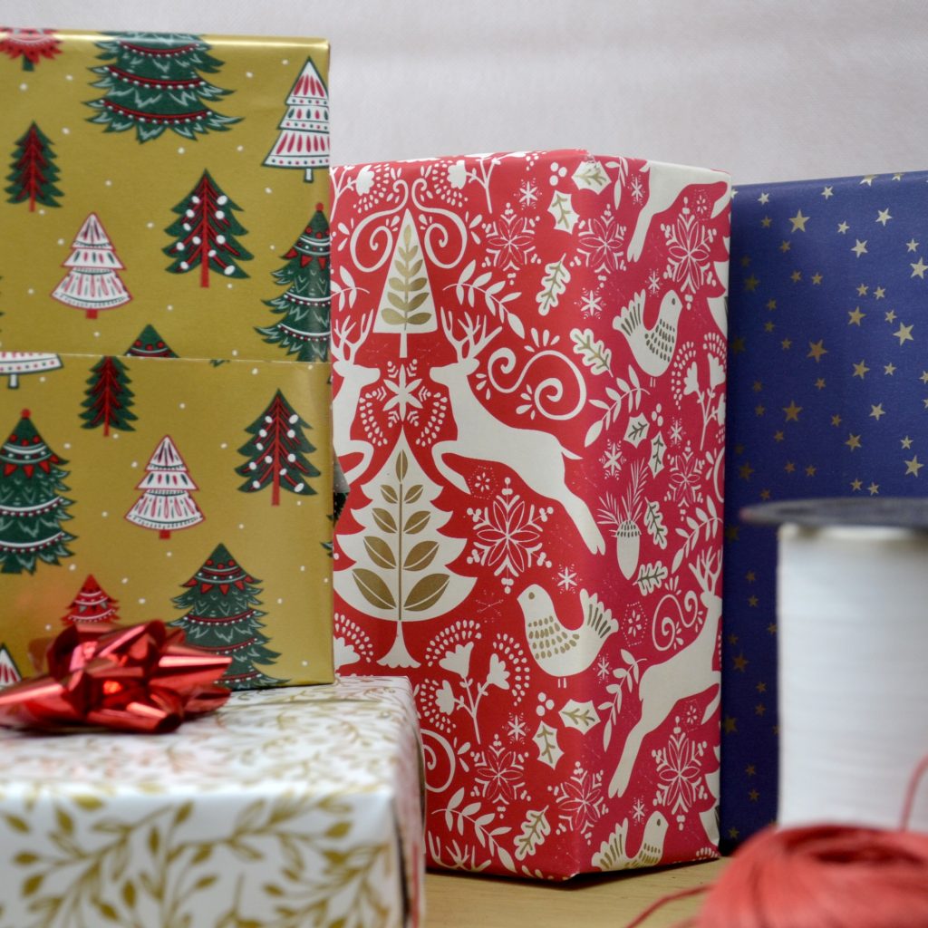 papier cadeau emballage Noël rennes rouge et blanc recyclable