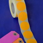 Rouleau d’ Etiquettes adhésives Rondes Fluo Orange 35mm Fabriqué en France MIF Pour les commerces, boutiques et industries