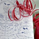 Rouleau de papier cadeau blanc et bleu foncé motifs renards, lapins, fleurs Fabriqué en France A colorier 70cm 50cm Pour les professionnels