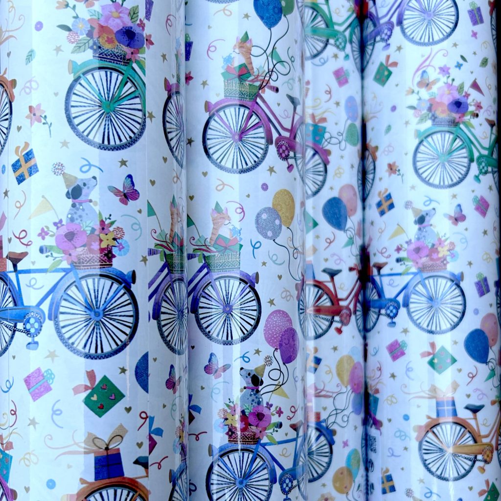 Rouleau de papier cadeau motifs chiens et chats dans des paniers de vélo 70cmx50m Pour les Commerces et les Boutiques Emballages Cadeau Fabriqué en Italie Recyclable