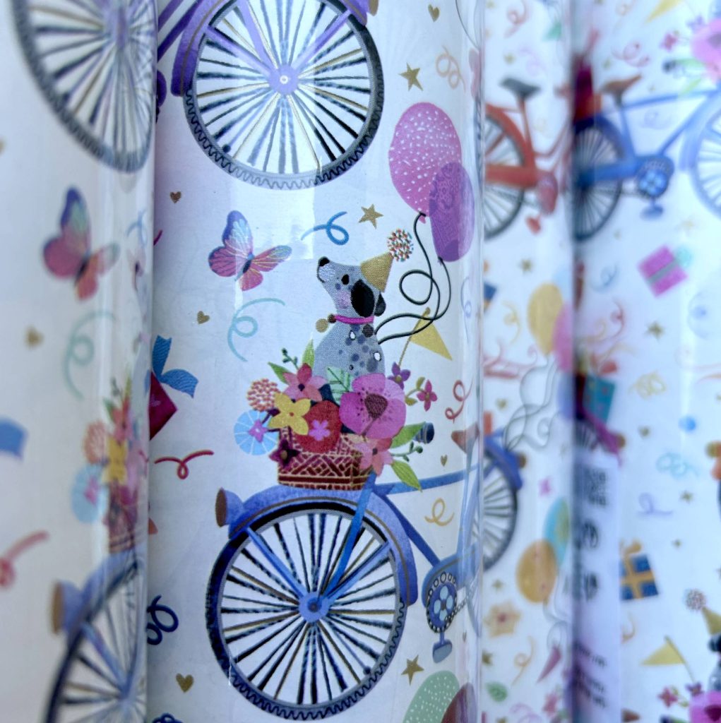 Rouleau de papier cadeau motifs chiens et chats dans des paniers de vélo 70cmx50m Pour les Commerces et les Boutiques Emballages Cadeau Fabriqué en Italie Recyclable