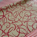 Rouleau de papier cadeau kraft motifs volutes arabesques rouge 70cmx40m à un prix incroyable Emballages Cadeau Fabriqué en Italie Recyclable